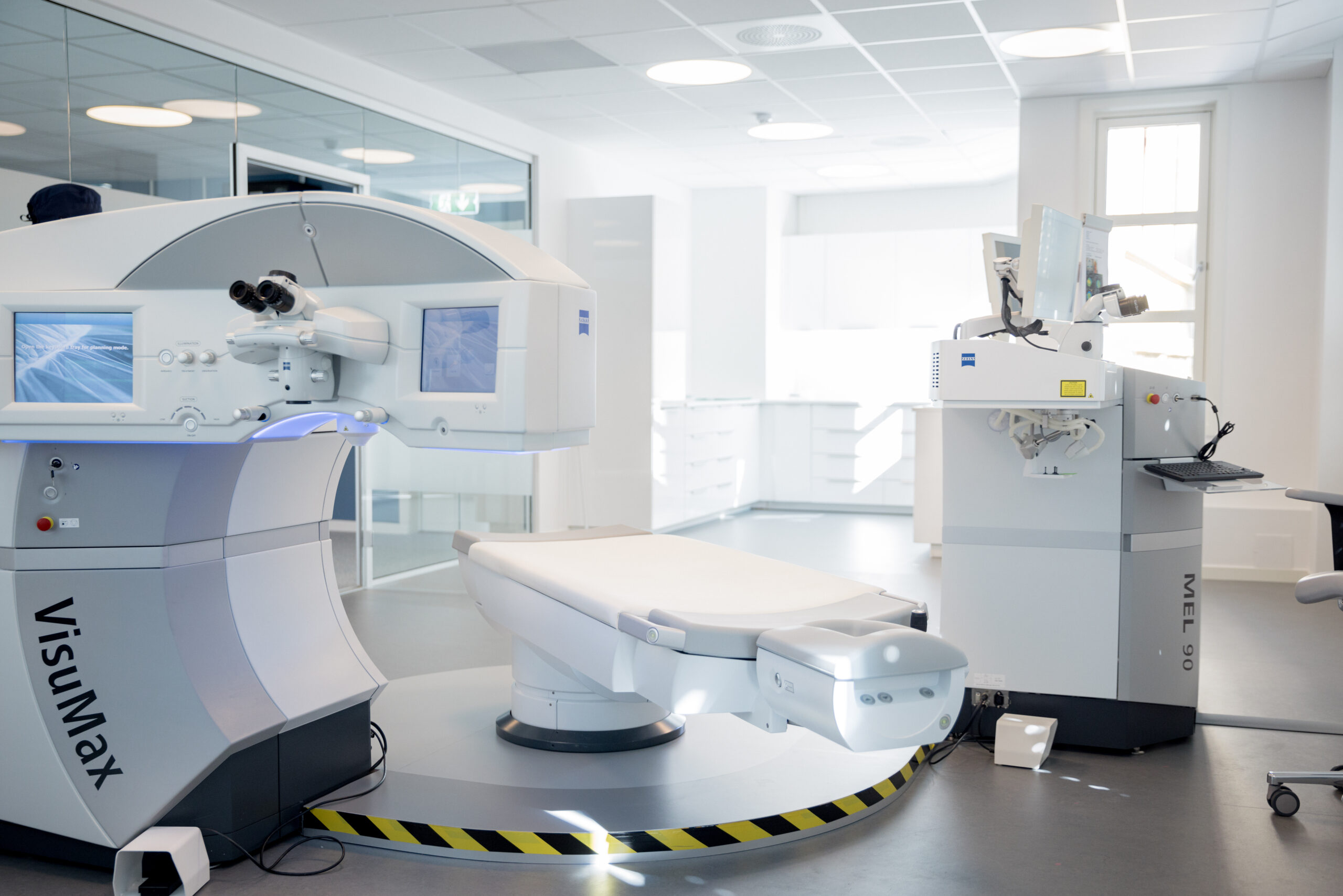 Picture of machine laser surgery at PMP Eyecare Oslo