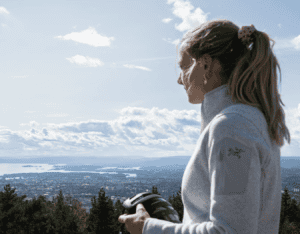 Vilde (27) ser utover naturen uten briller etter synskorrigerende laseroperasjon 